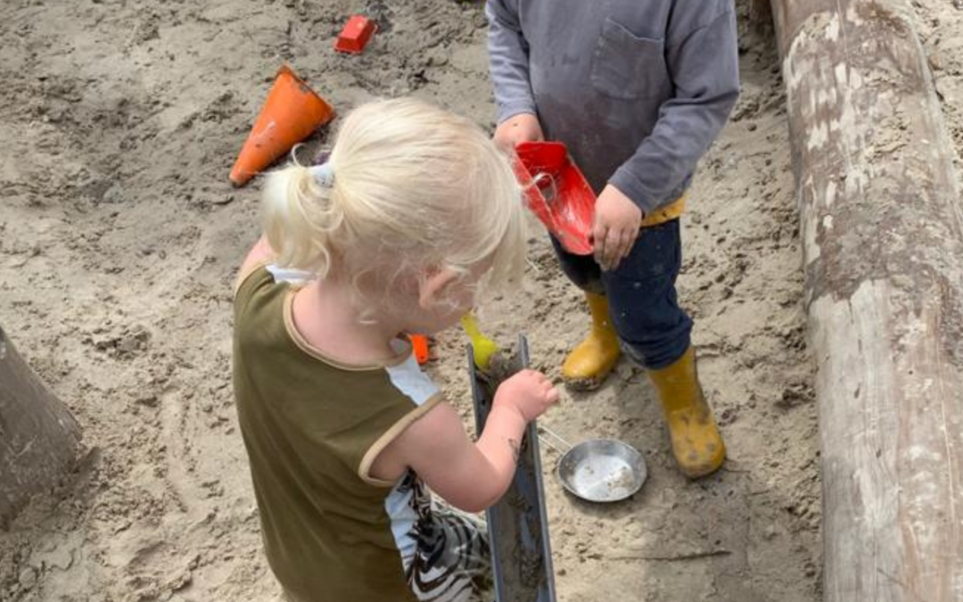 Buitenspelen bij de kinderopvang: leren, ontdekken en groeien in de buitenlucht